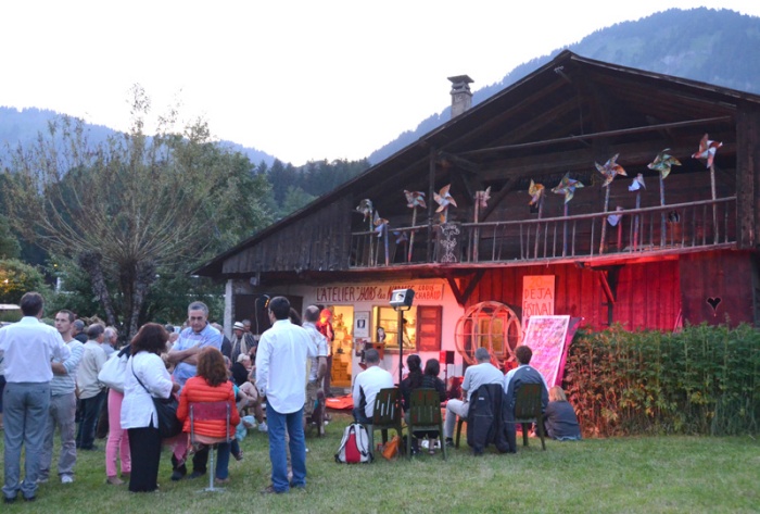 Festival Hors les normes 2013, Praz sur Arly. Soirée du 12 juillet, performance musicale et artistique à la ferme des Meurets.