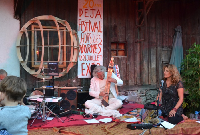 Festival Hors les Normes 2013, Praz sur Arly. Jacky Mouvillat au stick chapman et Anaka au chant.